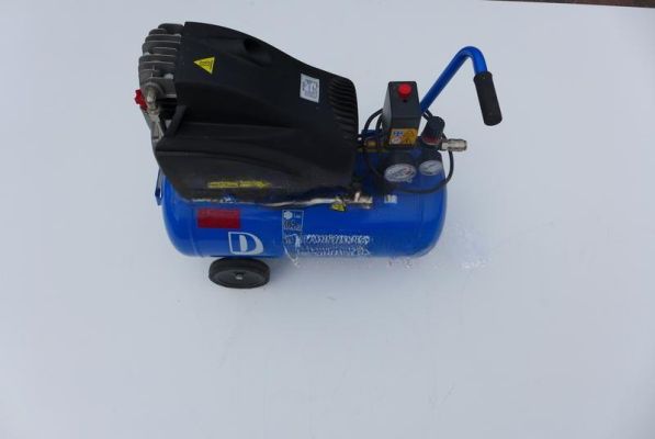 Minikompressor (auf Rädern) 1,5 KW / 2PS